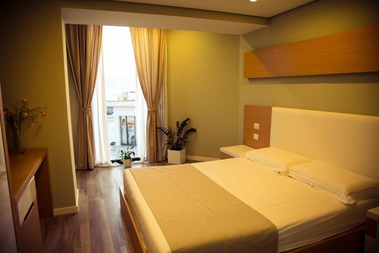 Hotel Bologna Vlorë Екстериор снимка