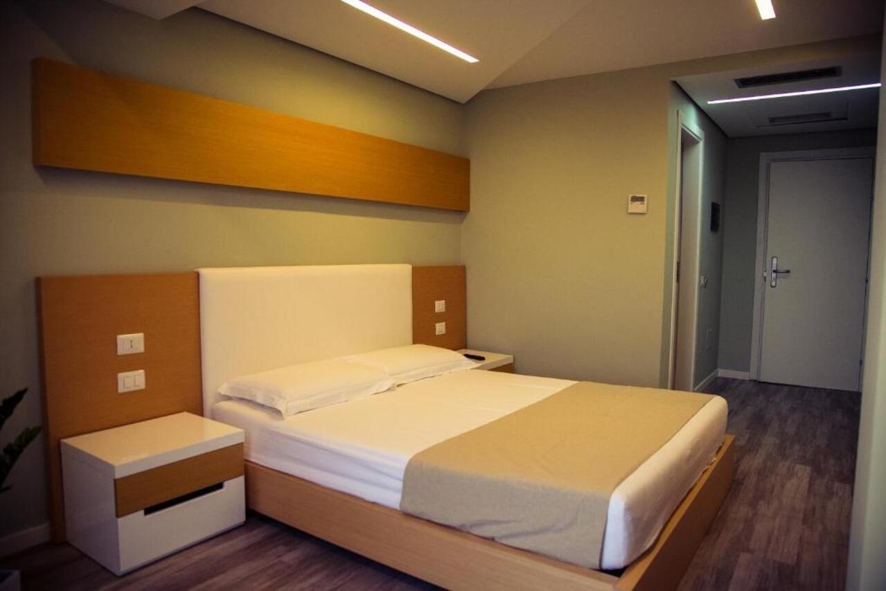 Hotel Bologna Vlorë Екстериор снимка