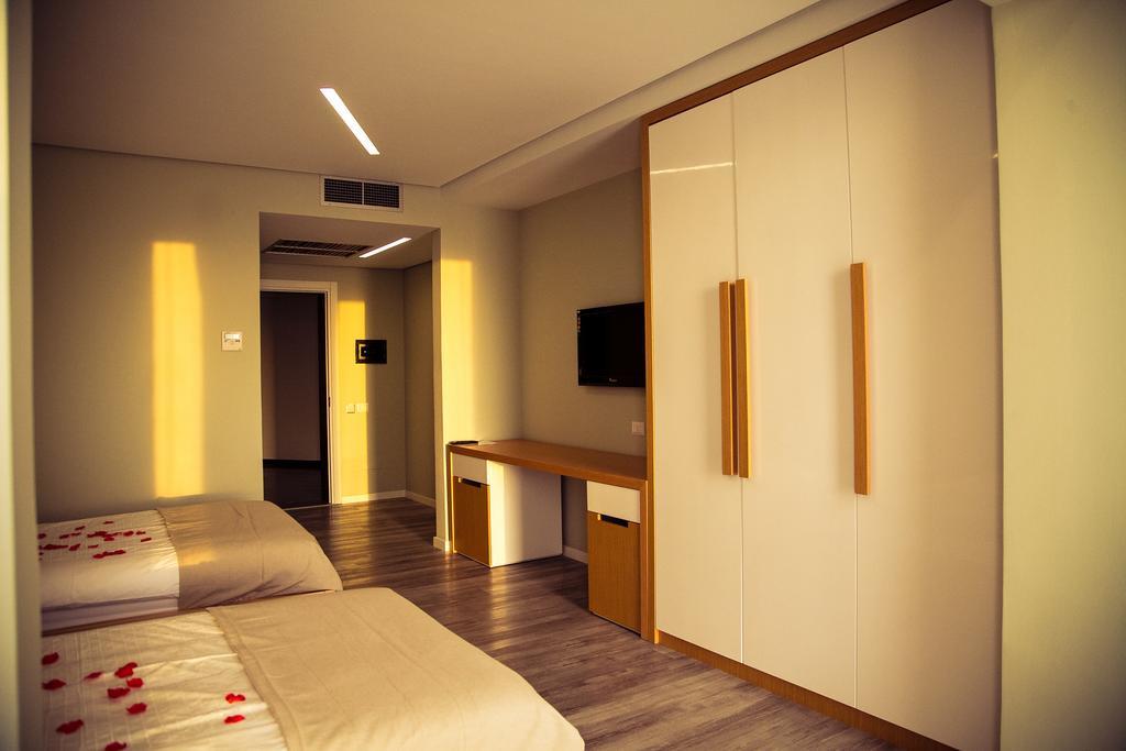 Hotel Bologna Vlorë Екстериор снимка